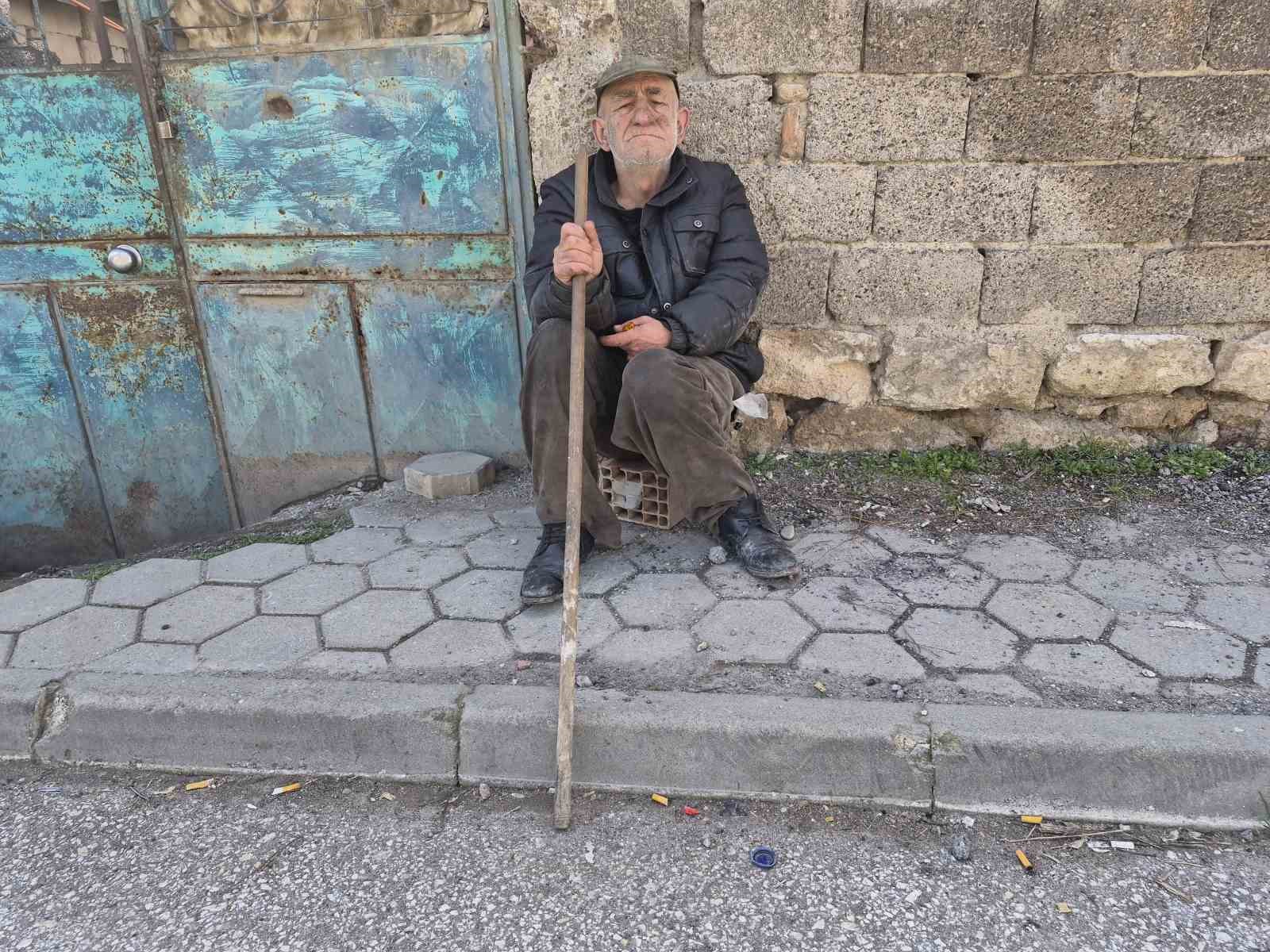 Metruk evde yalnız yaşayan yaşlı adam yaşam mücadelesi veriyor
