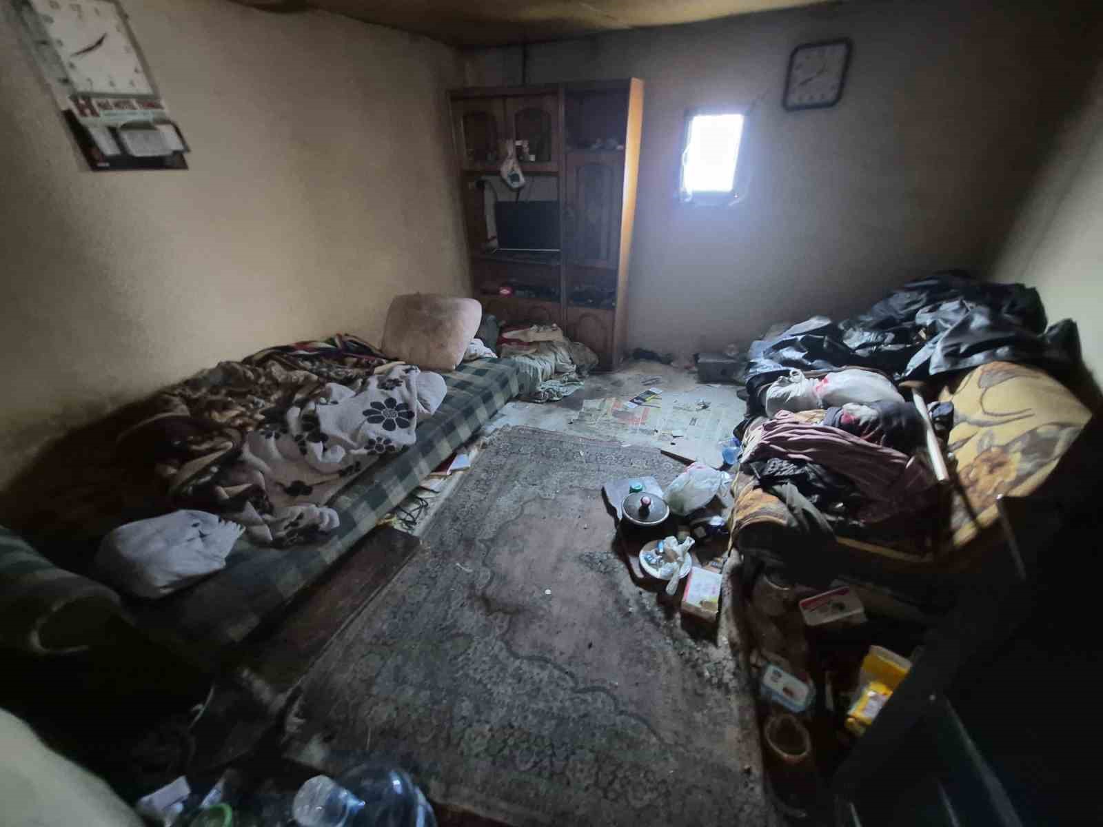 Metruk evde yalnız yaşayan yaşlı adam yaşam mücadelesi veriyor
