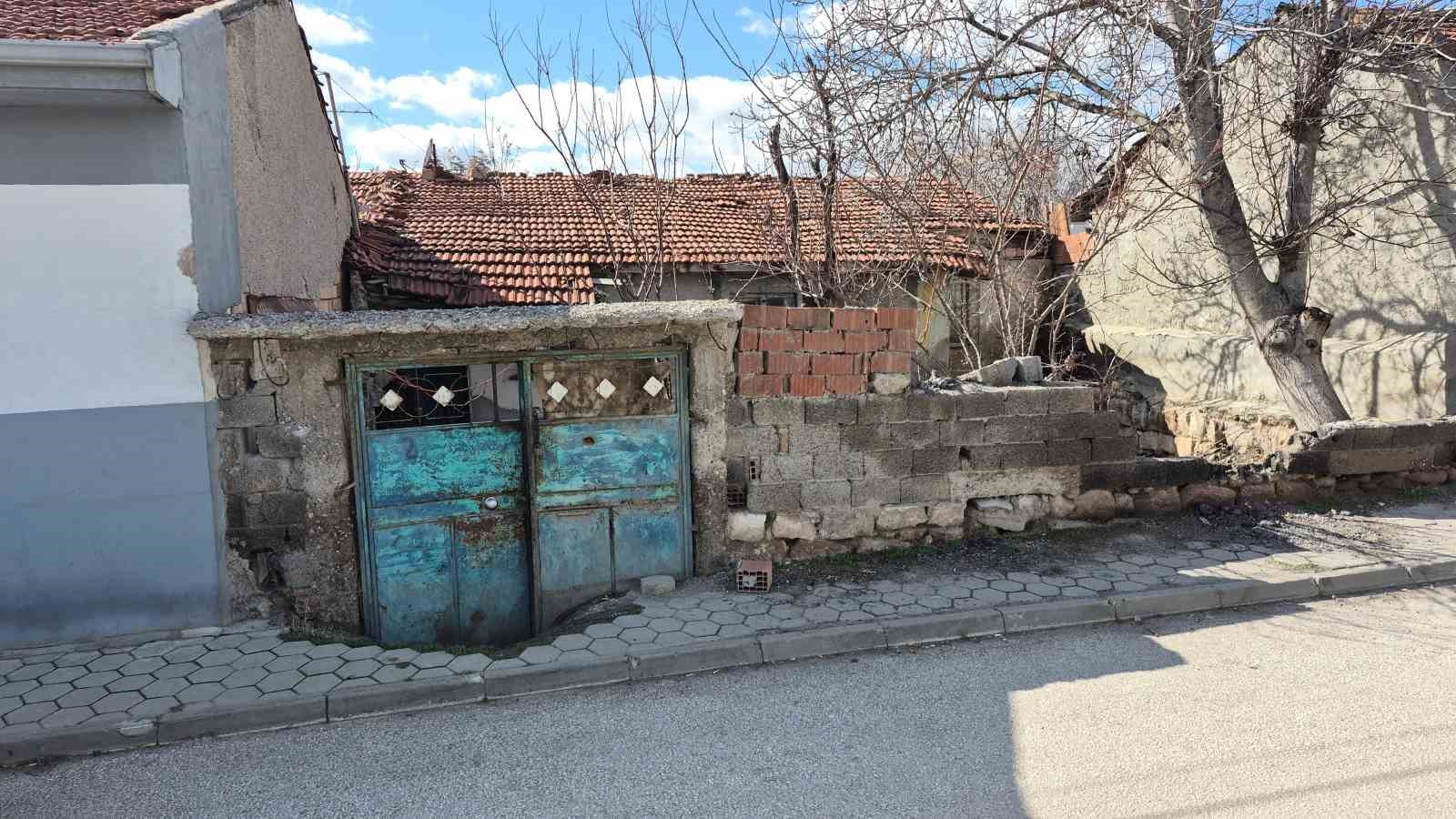 Metruk evde yalnız yaşayan yaşlı adam yaşam mücadelesi veriyor
