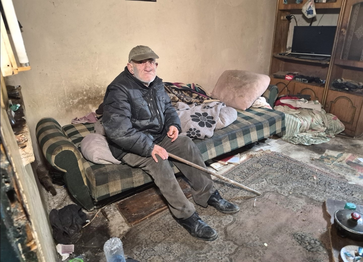 Metruk evde yalnız yaşayan yaşlı adam yaşam mücadelesi veriyor
