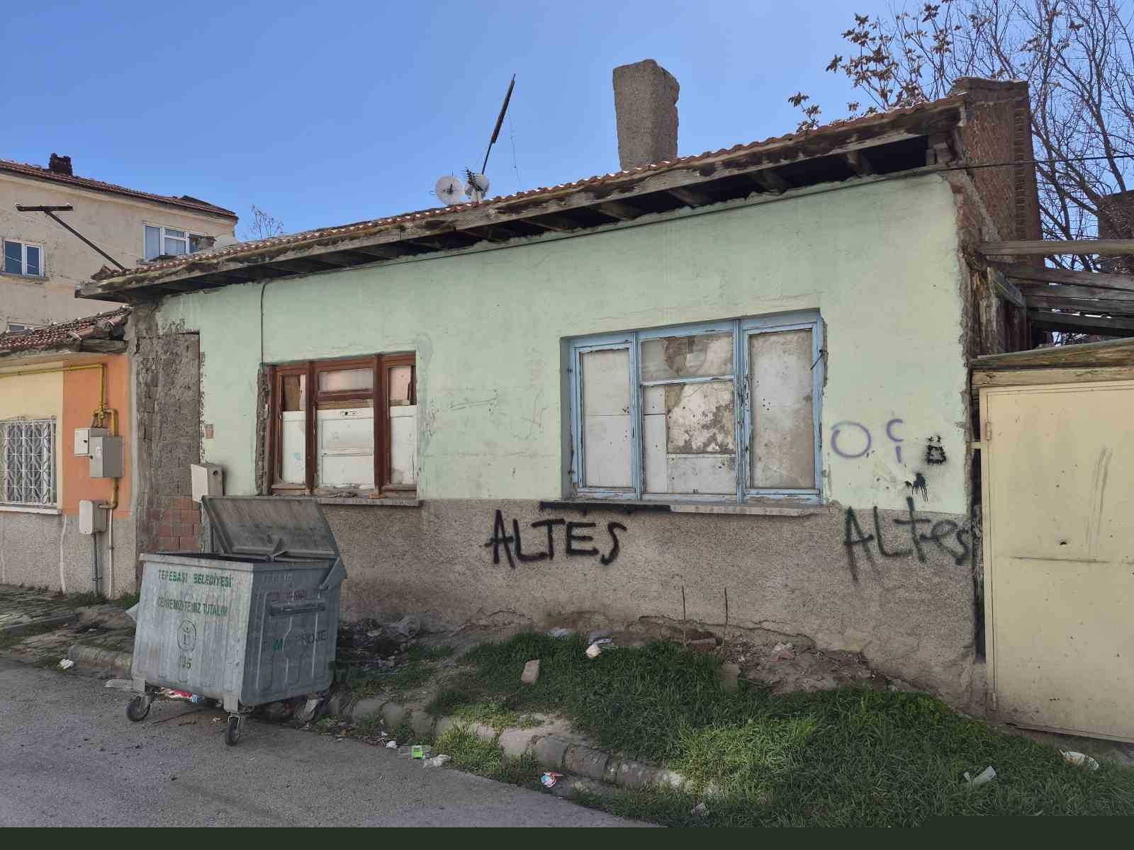 Metruk evler çevreye tehlike saçıyor
