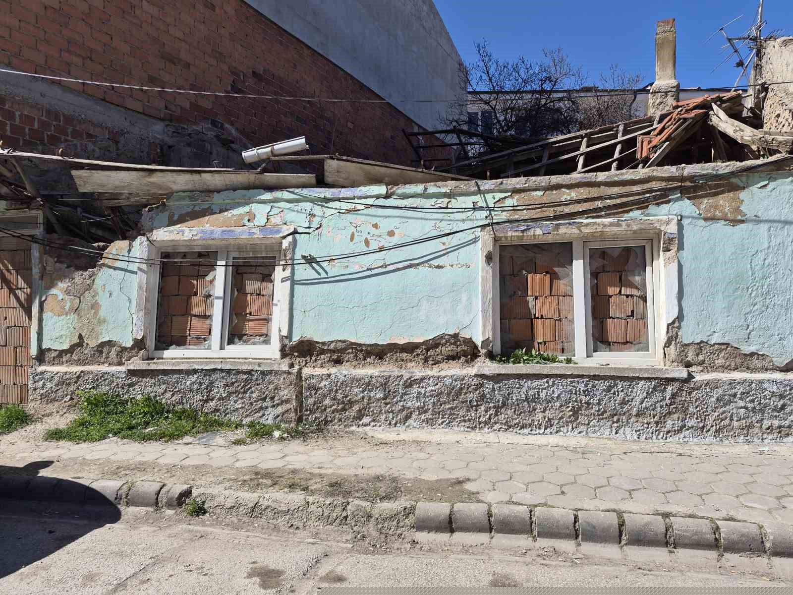 Metruk evler çevreye tehlike saçıyor
