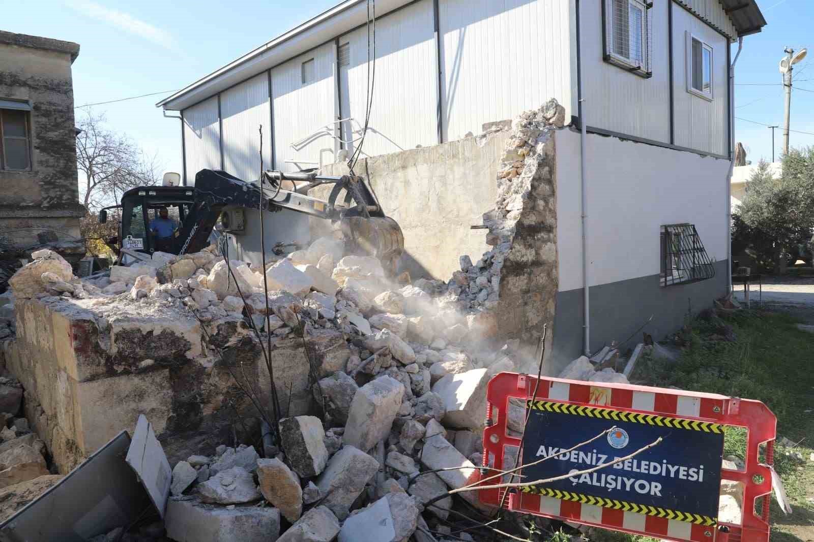 Metruk yapı kontrollü şekilde yıkıldı
