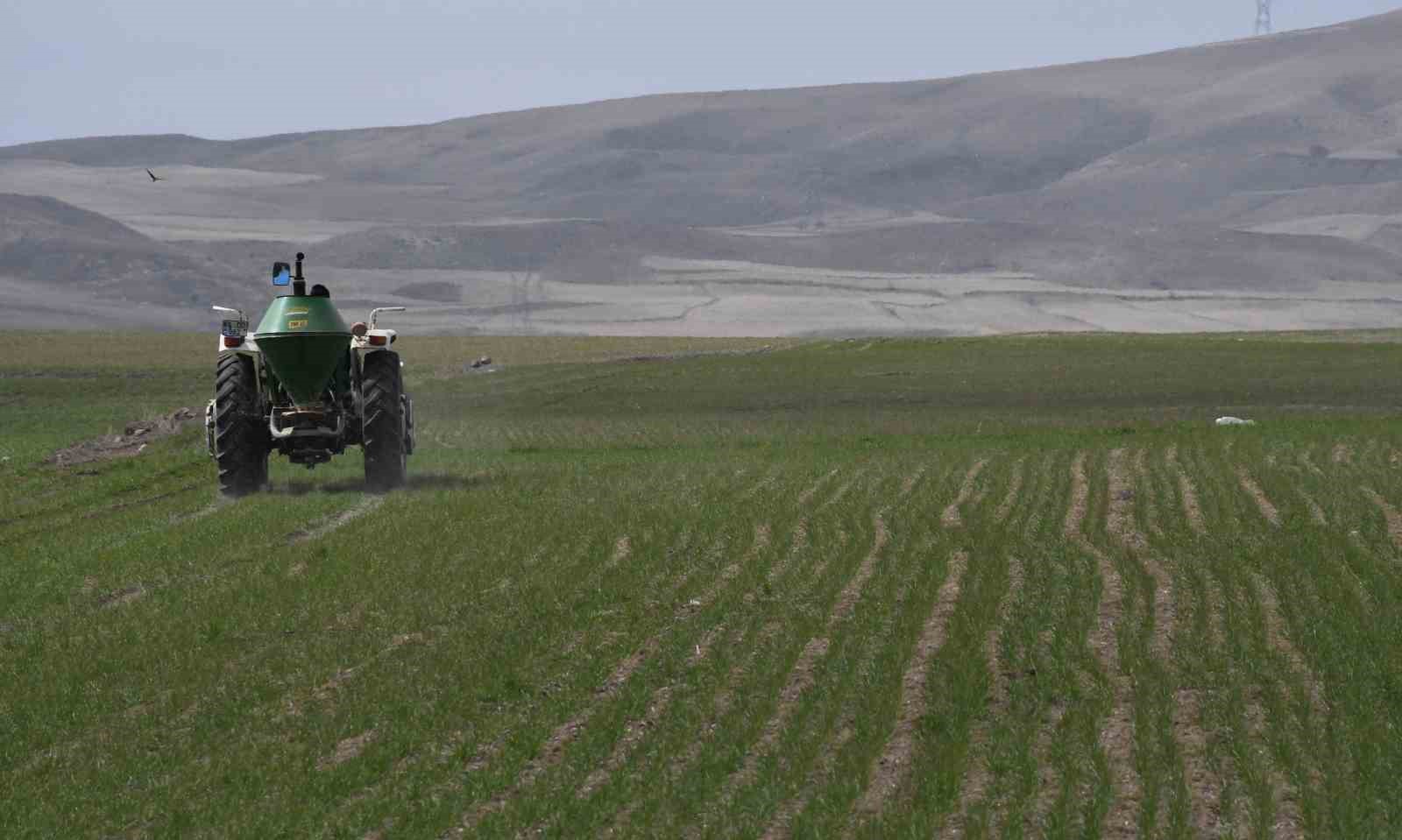 Mevsim yağmurları öncesi çiftçiler gübre mesaisine başladı
