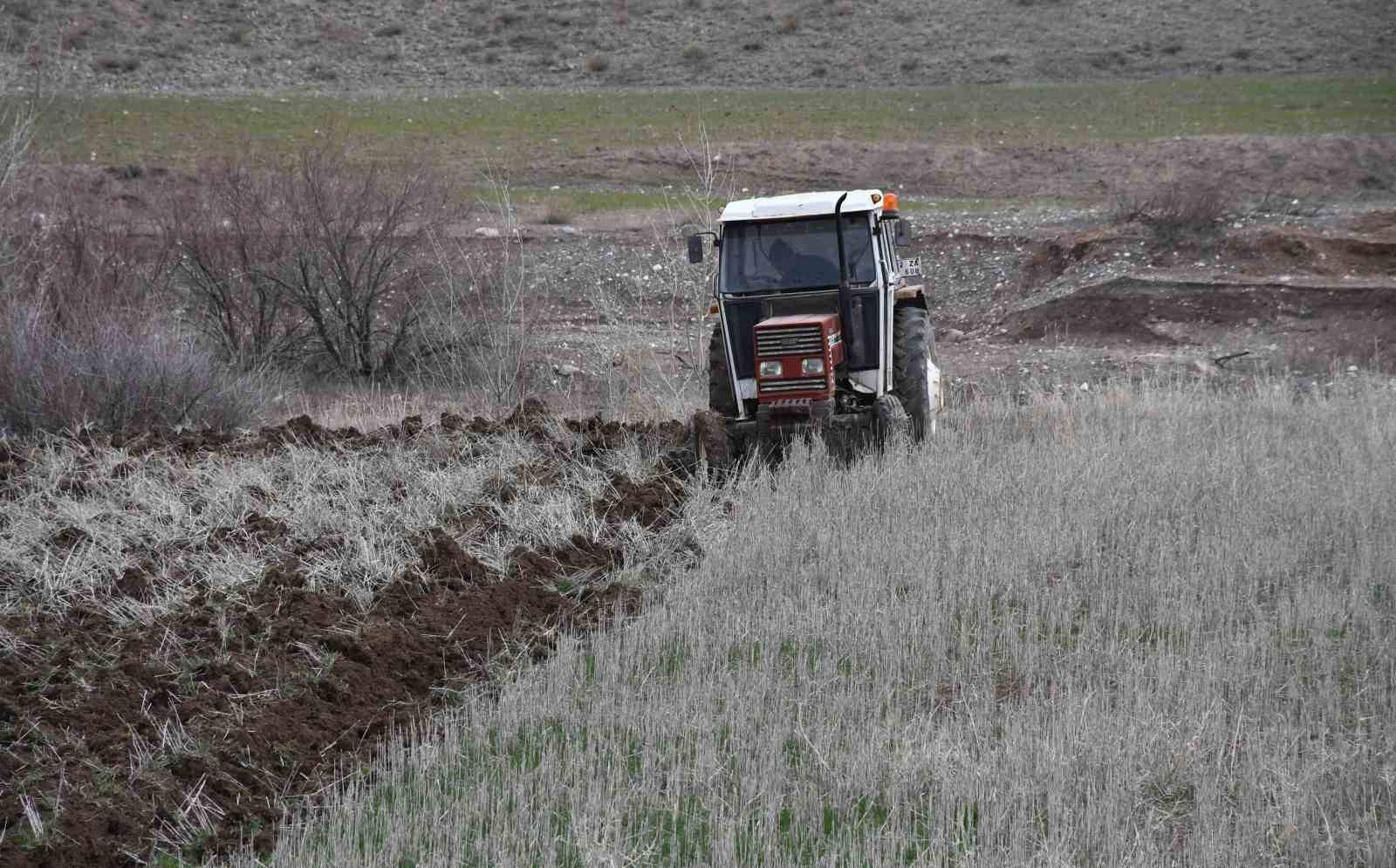 Mevsim yağmurları öncesi çiftçiler gübre mesaisine başladı
