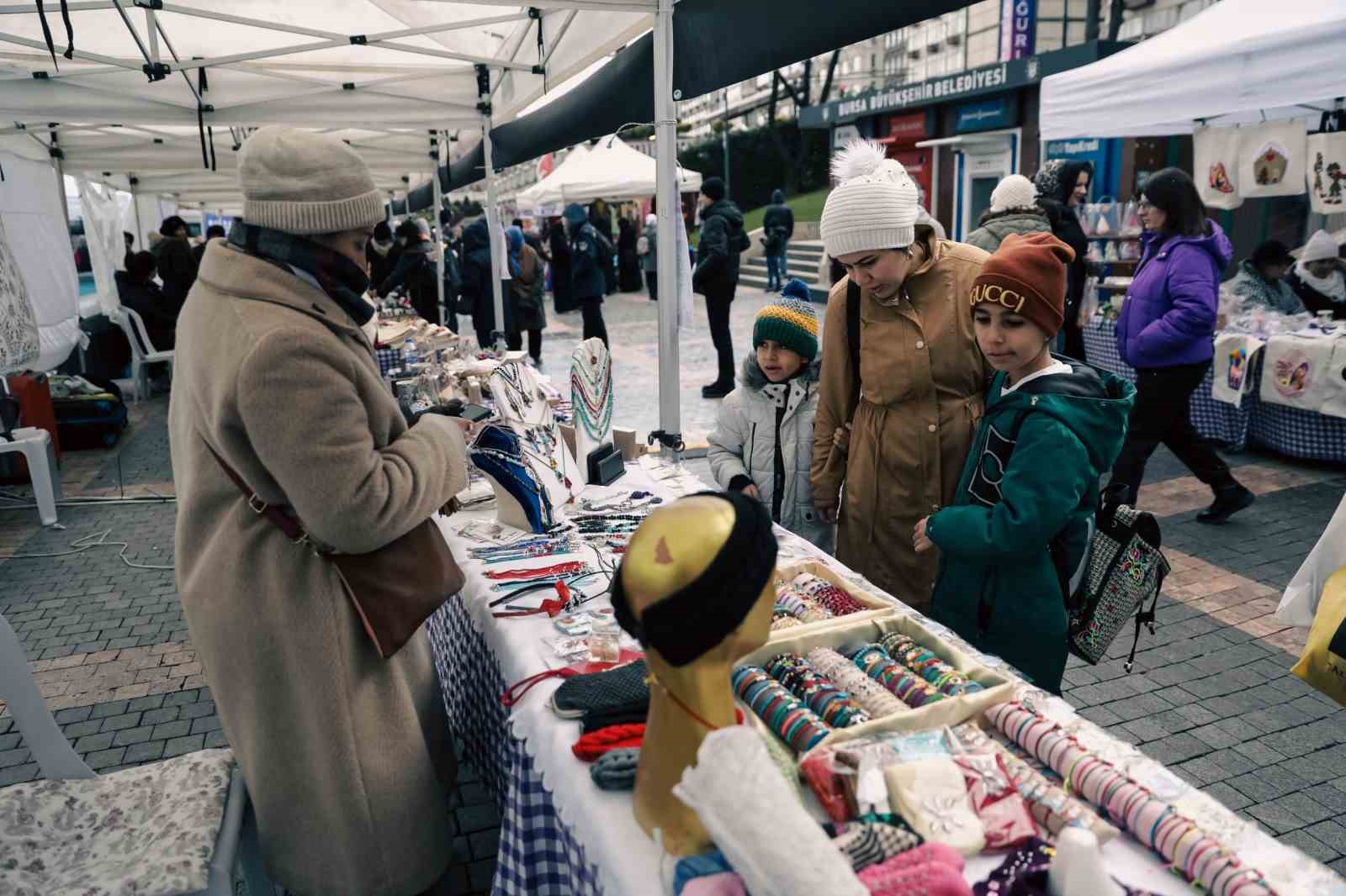 "Meydan Kadınların" dayanışma pazarına büyük ilgi
