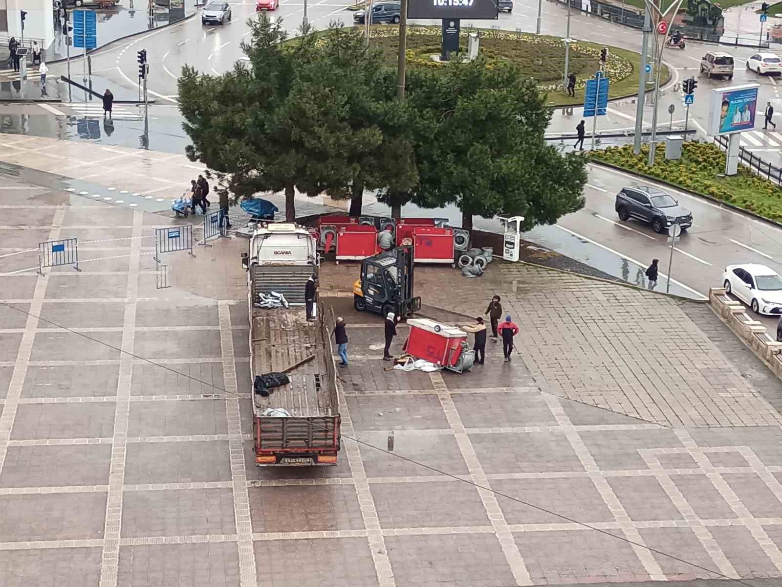 Meydanda korkutan iş kazası: Tırdan indirilen havalandırma ünitesi devrildi
