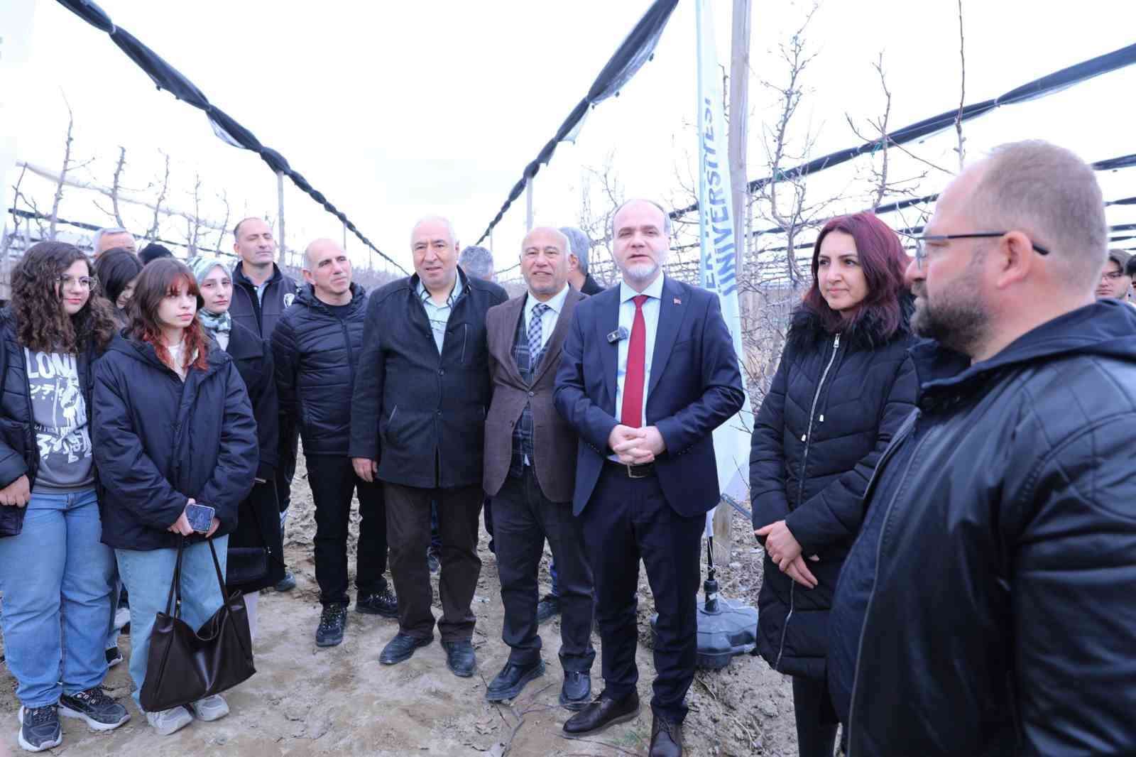 Meyve ağaçlarında doğru budama yöntemleri öğretildi
