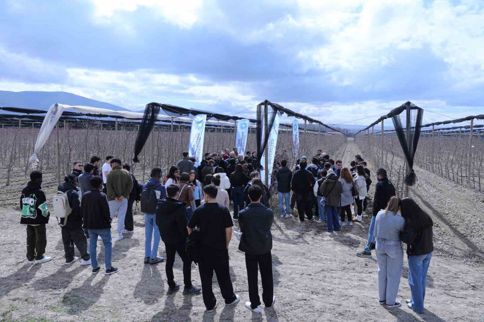 Meyve ağaçlarında doğru budama yöntemleri öğretildi
