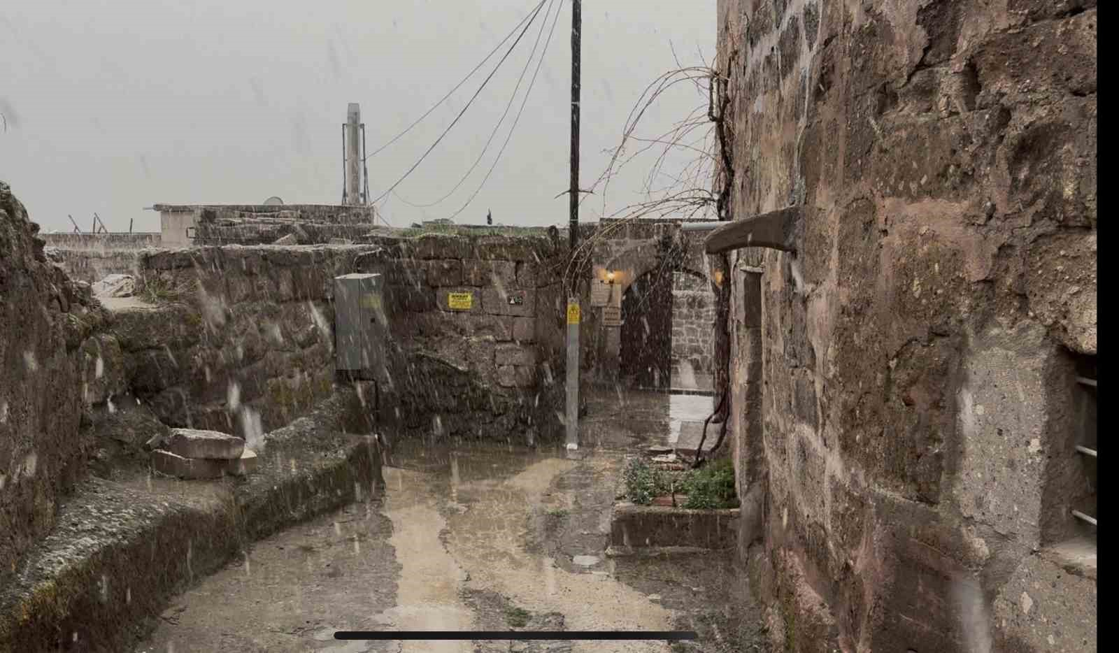 Meyve ağaçlarının çiçek açtığı Güzelyurt’ta kar yağışı
