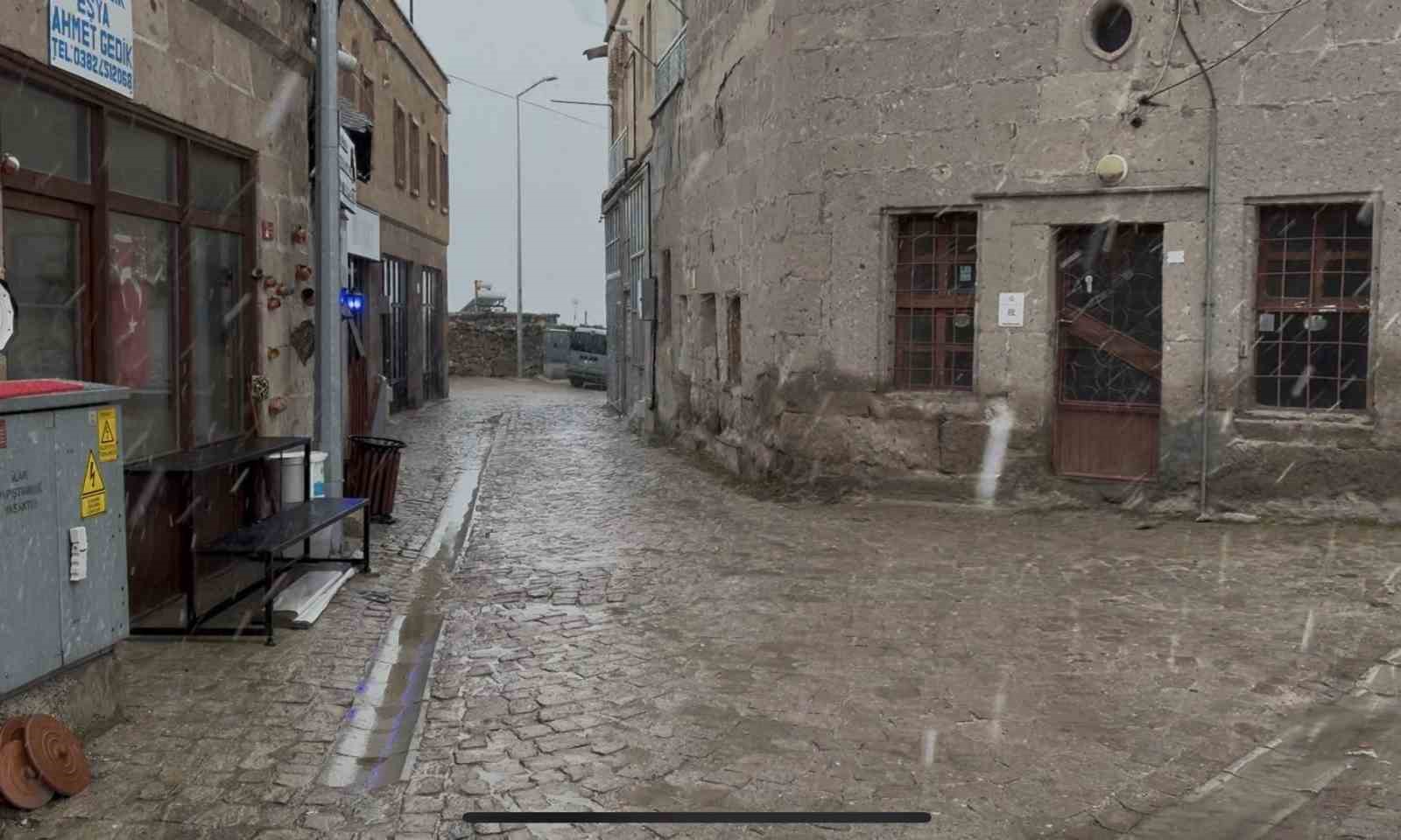 Meyve ağaçlarının çiçek açtığı Güzelyurt’ta kar yağışı
