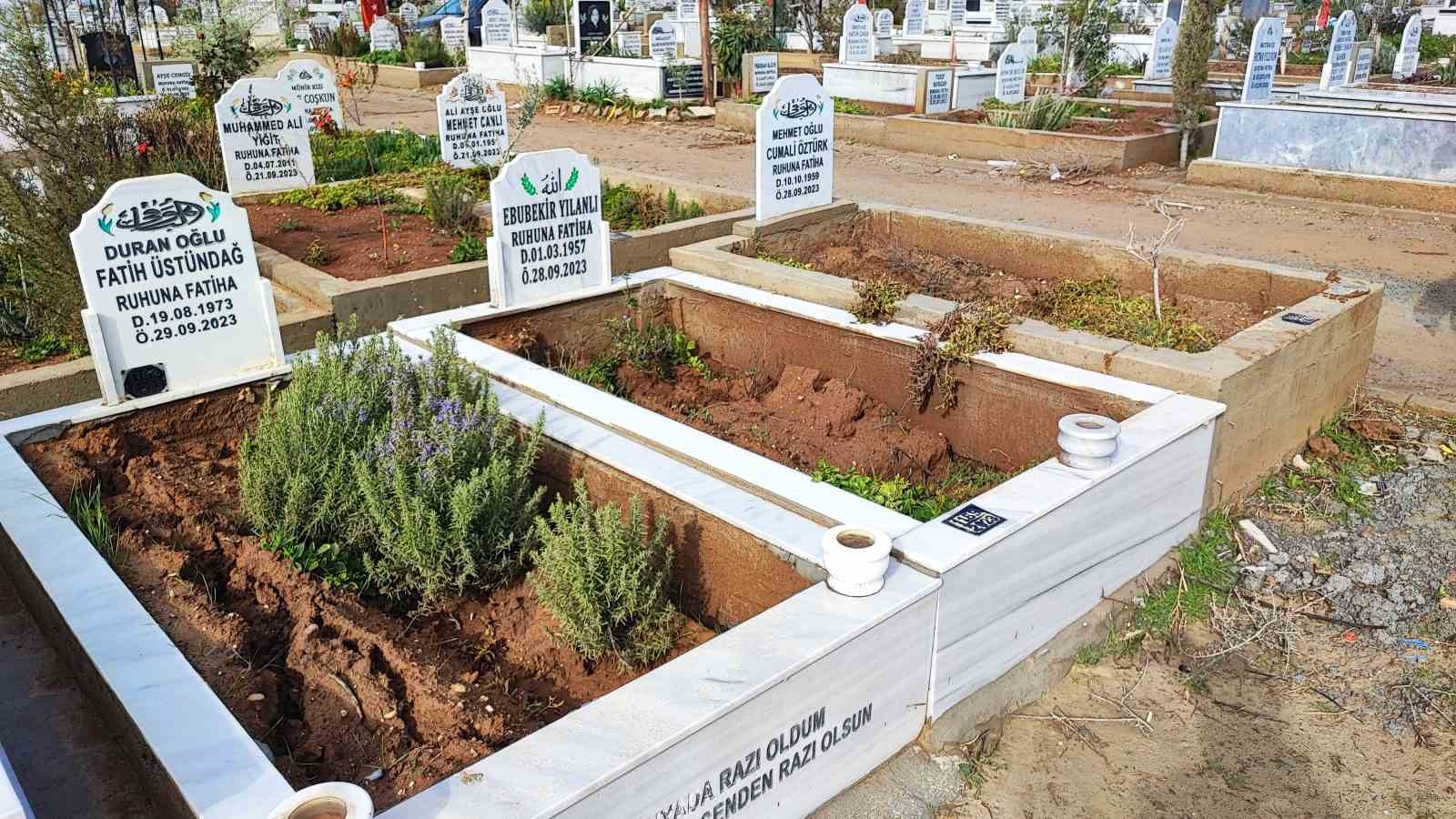 Mezarlar selde çöktü aileler isyan etti
