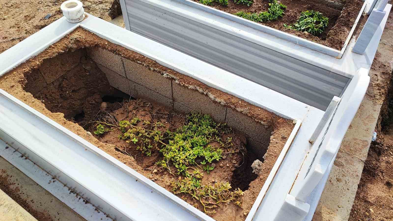 Mezarlar selde çöktü aileler isyan etti
