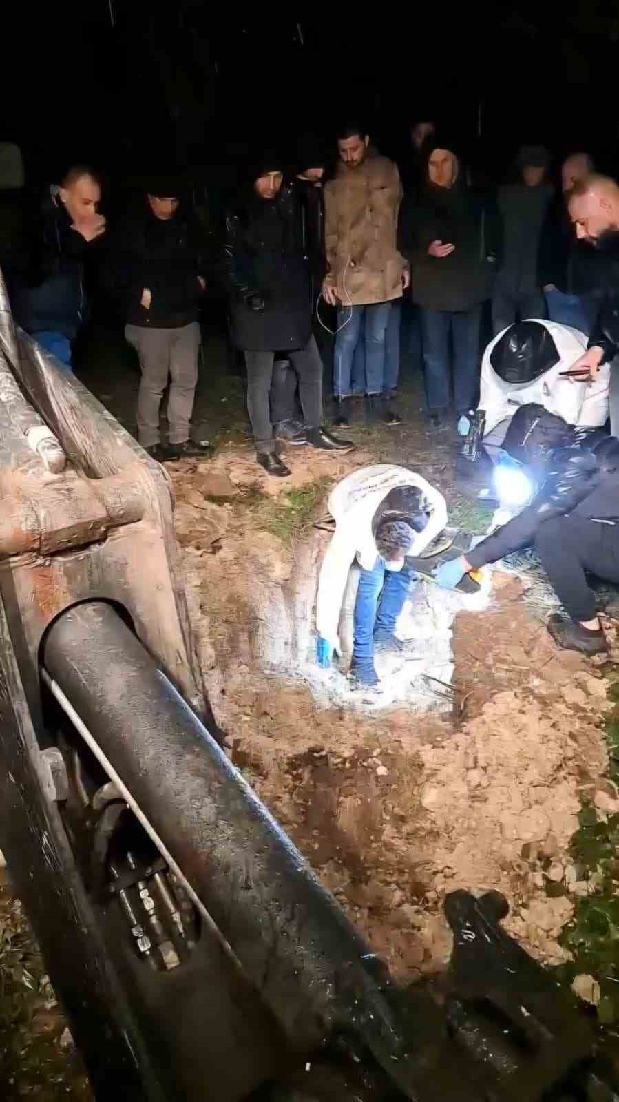 Mezarlığa gömülen esrarengiz paket mahalleliyi ayağa kaldırdı
