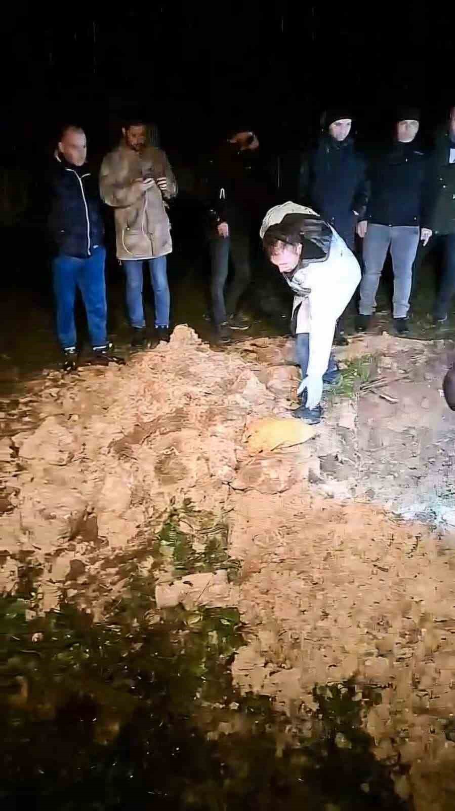 Mezarlığa gömülen esrarengiz paket mahalleliyi ayağa kaldırdı
