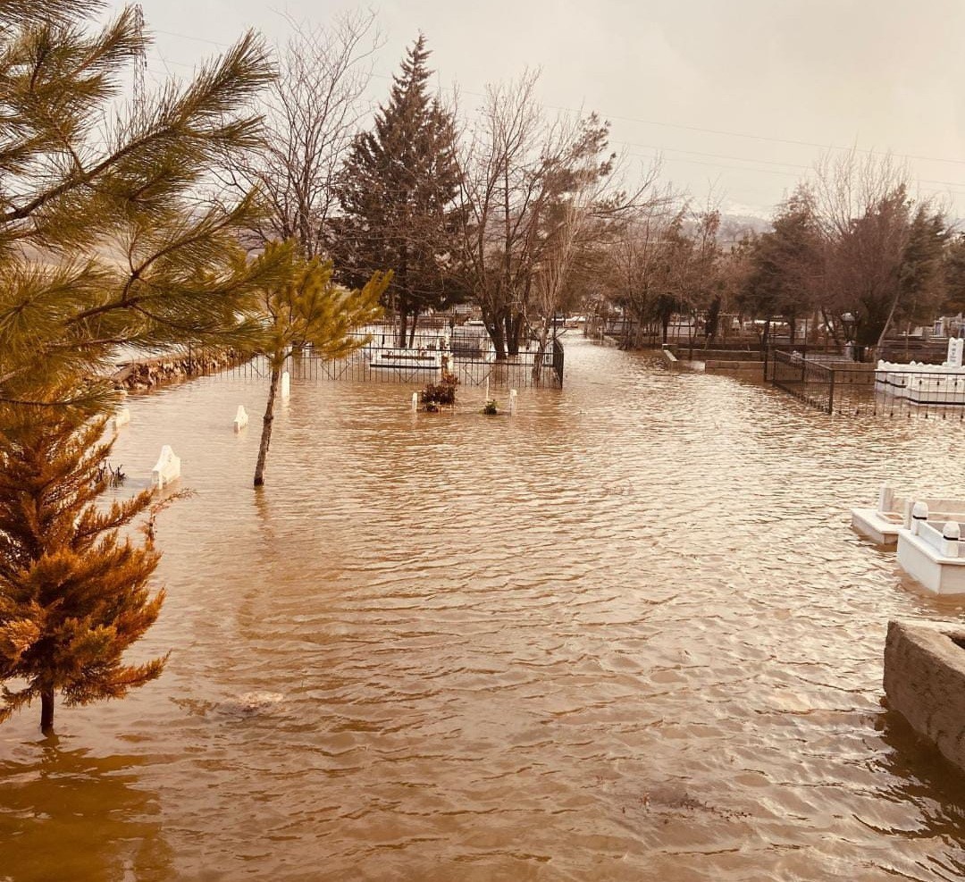 Mezarlık sular altında kaldı
