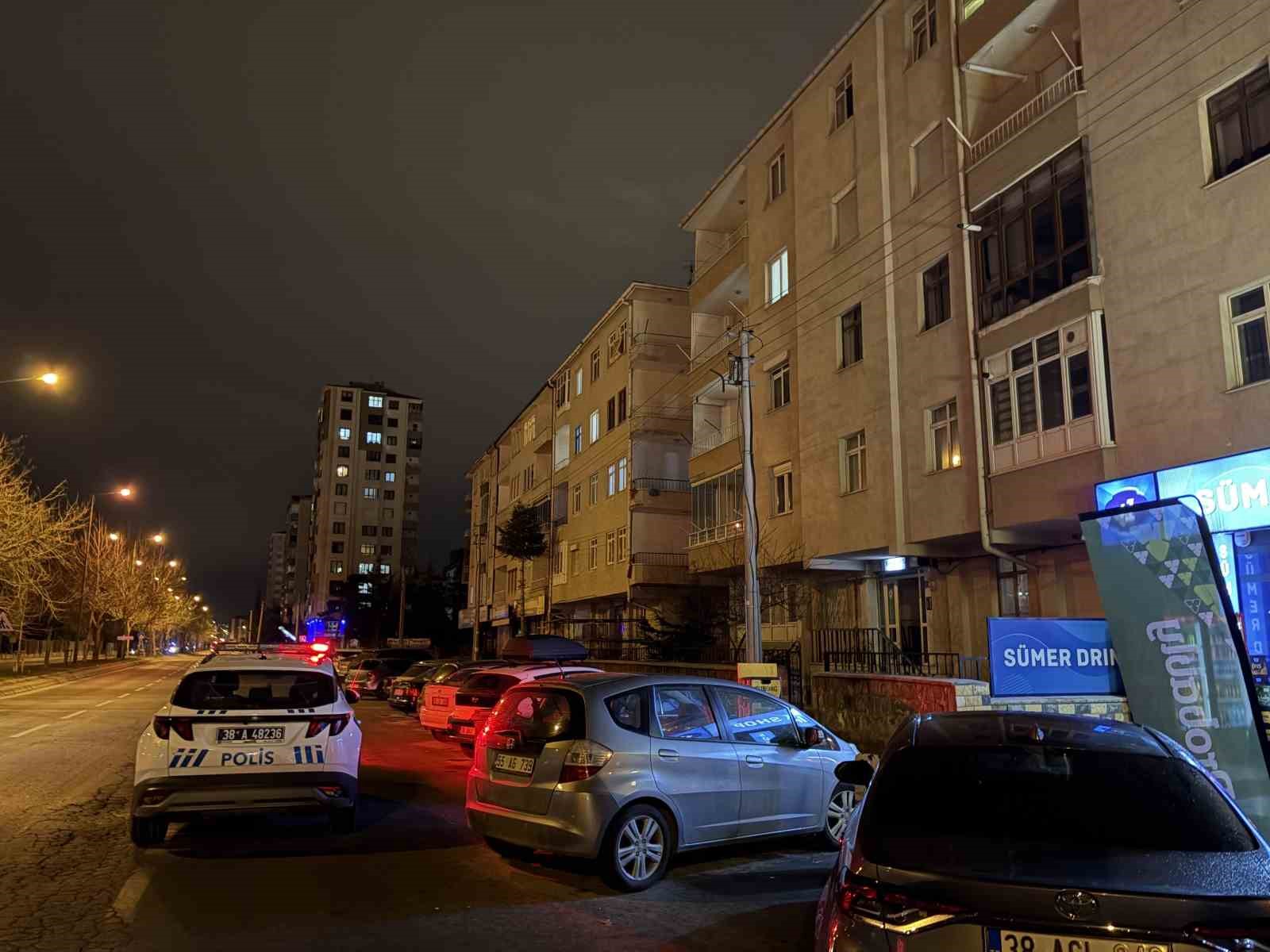 Mezarlık ziyareti dönüşü eşini evde ölü buldu
