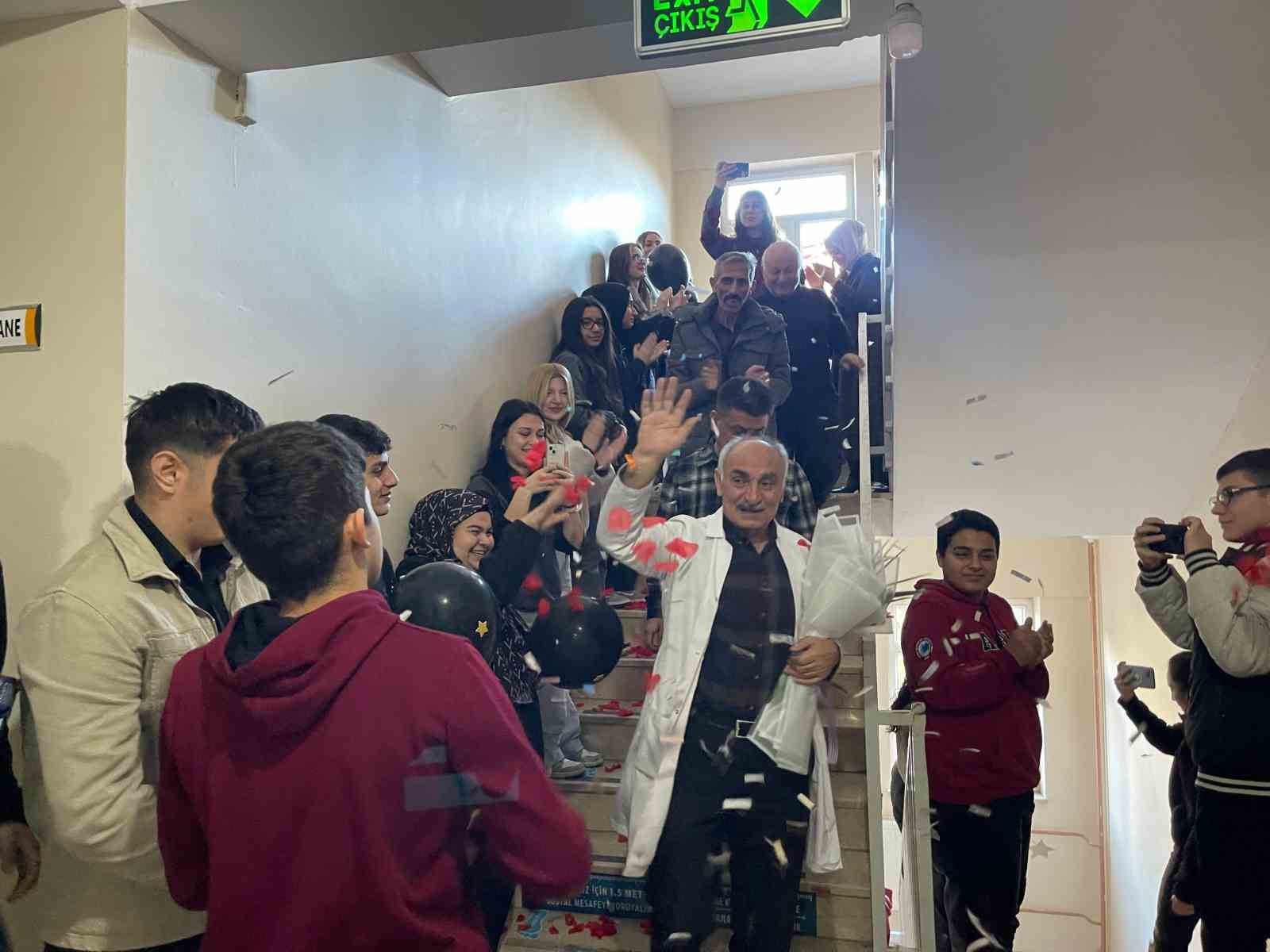 Mezun öğrencilerinden öğretmenlerine unutulmaz veda
