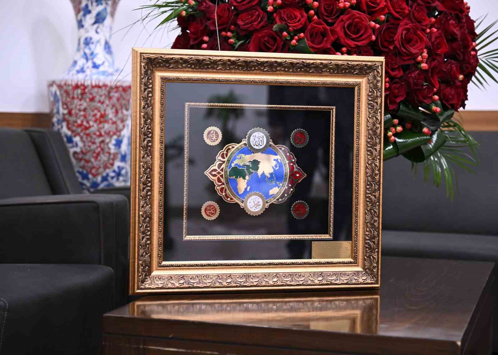 MHP lideri Bahçeli, Cumhurbaşkanı Erdoğan’a 72 gül ve özel tasarım tablo gönderdi
