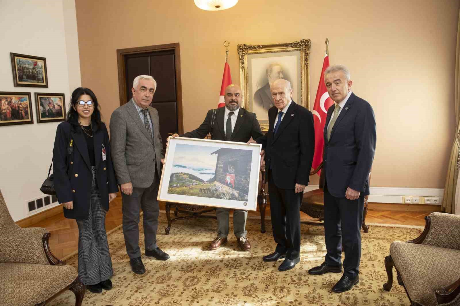 MHP Lideri Bahçeli, TFMD heyetinin fotoğrafını bizzat çekti
MHP Lideri Bahçeli, TFMD heyetinin fotoğrafını bizzat çekti