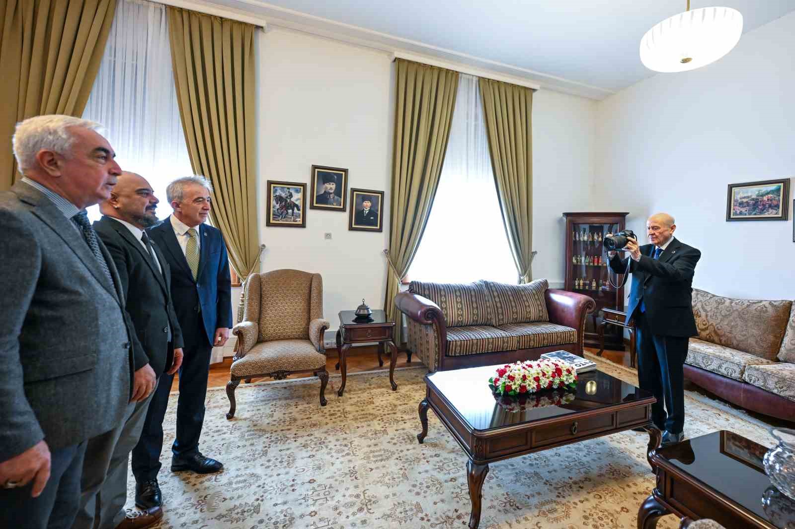 MHP Lideri Bahçeli, TFMD heyetinin fotoğrafını bizzat çekti
MHP Lideri Bahçeli, TFMD heyetinin fotoğrafını bizzat çekti