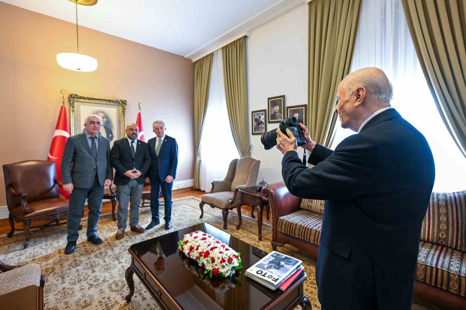 MHP Lideri Bahçeli, TFMD heyetinin fotoğrafını bizzat çekti
MHP Lideri Bahçeli, TFMD heyetinin fotoğrafını bizzat çekti