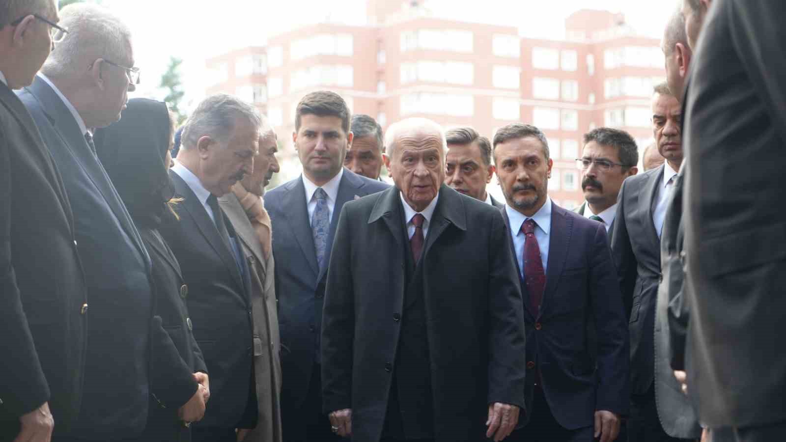 MHP Lideri Bahçeli, Türkeş’in kabrini ziyaret etti
