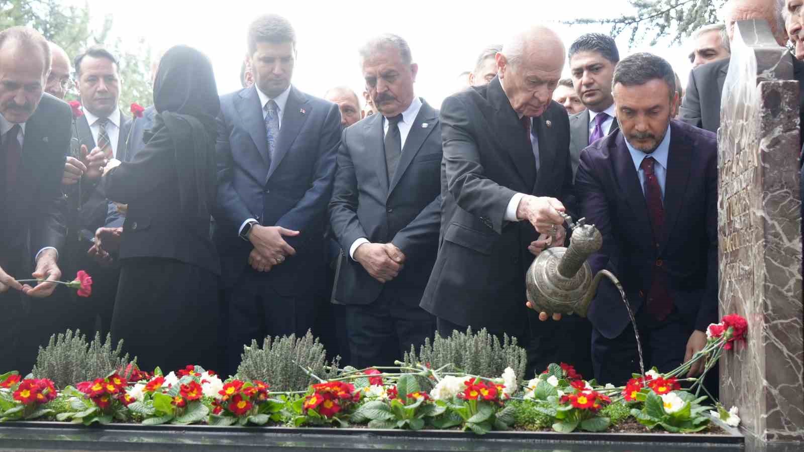 MHP Lideri Bahçeli, Türkeş’in kabrini ziyaret etti
