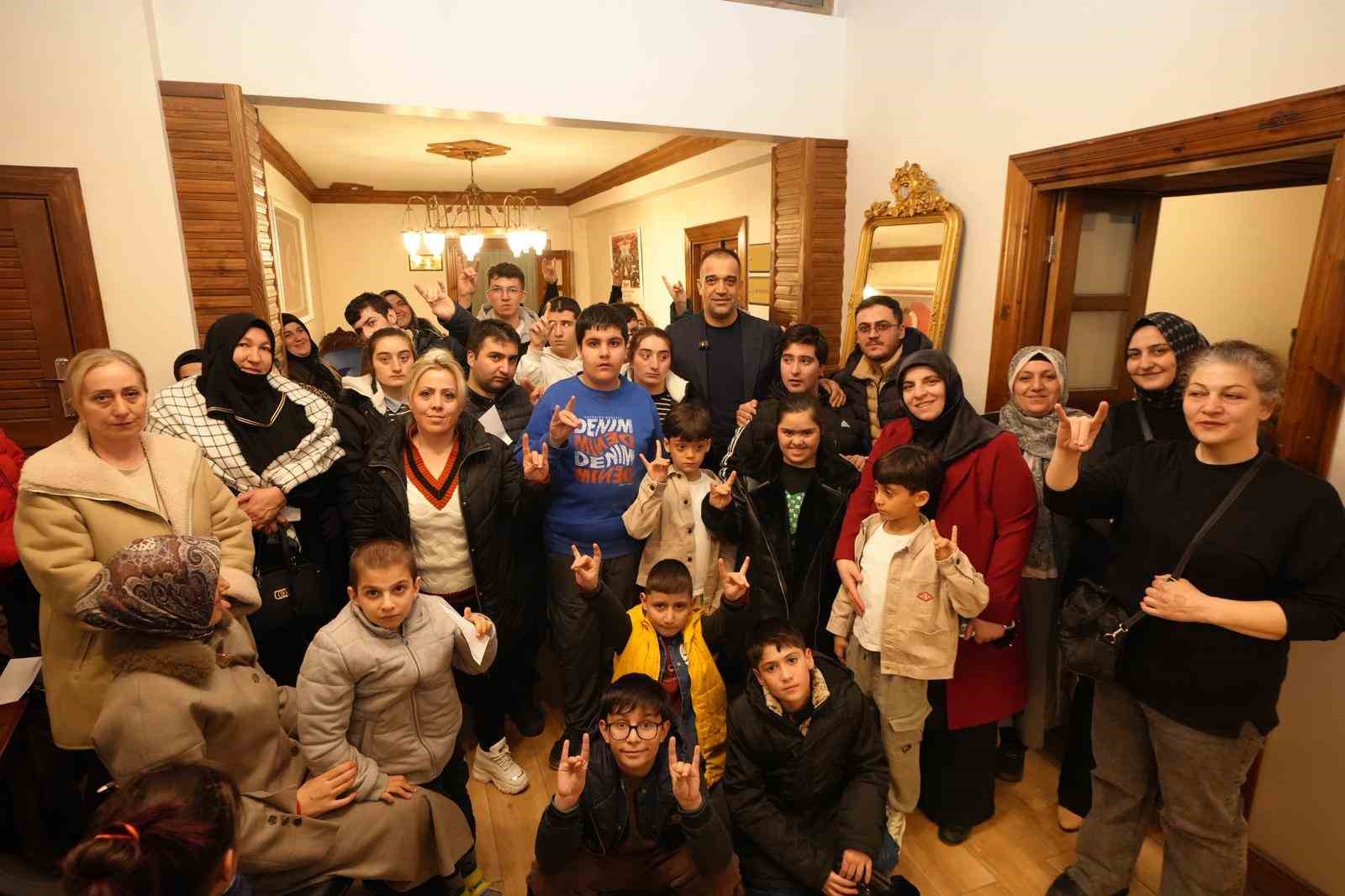 MHP’den 500 çocuğa bayramlık elbise
