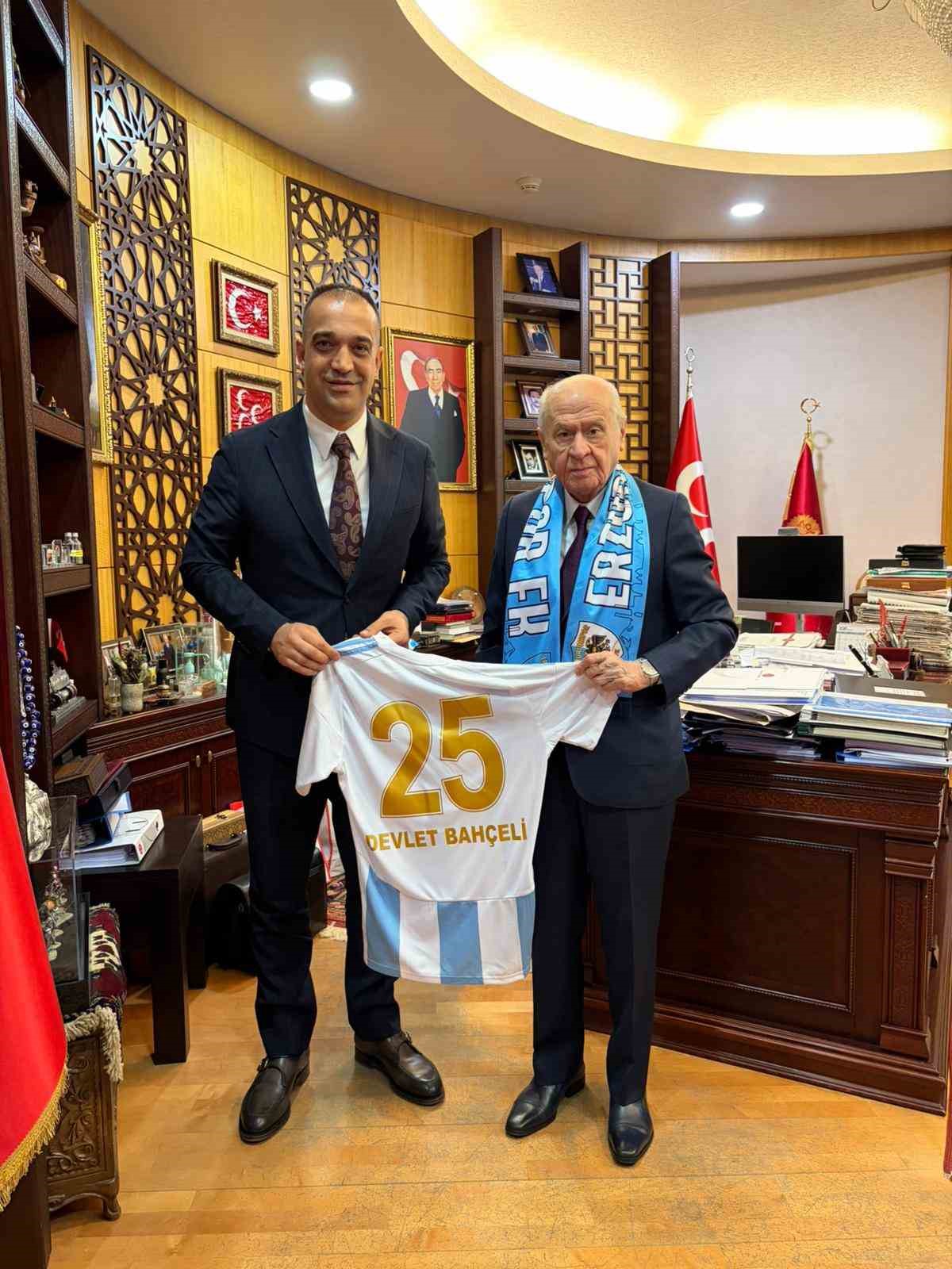 MHP’li Yurdagül’den lider Bahçeli’ye şampiyonluk ziyareti: Erzurumspor forması takdim edildi
