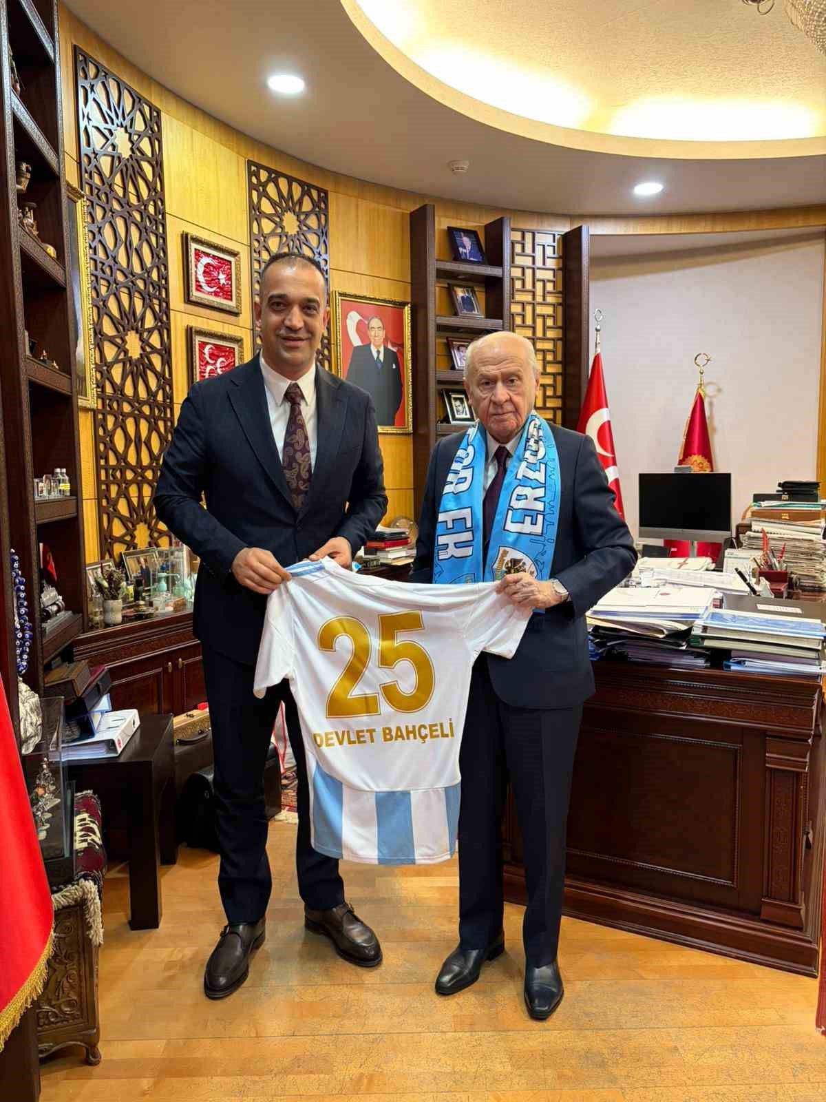 MHP’li Yurdagül’den lider Bahçeli’ye şampiyonluk ziyareti: Erzurumspor forması takdim edildi
