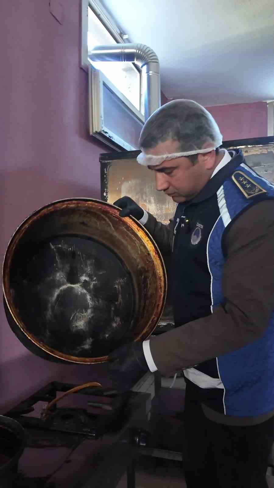 Mide bulandıran tencerenin bulunduğu yemekhane mutfağında üzerinde sinekler uçuşan çürümüş patatesler zabıta ekiplerini hayrete düşürdü
