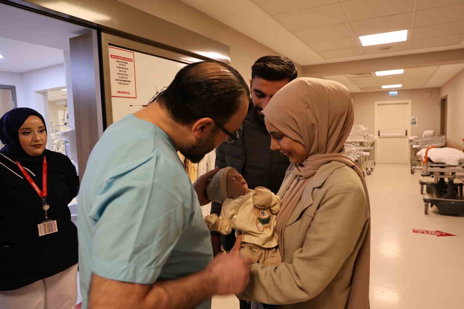 Mide ve bağırsakları karnının dışında doğan 44 günlük bebek iki ameliyat geçirdi
