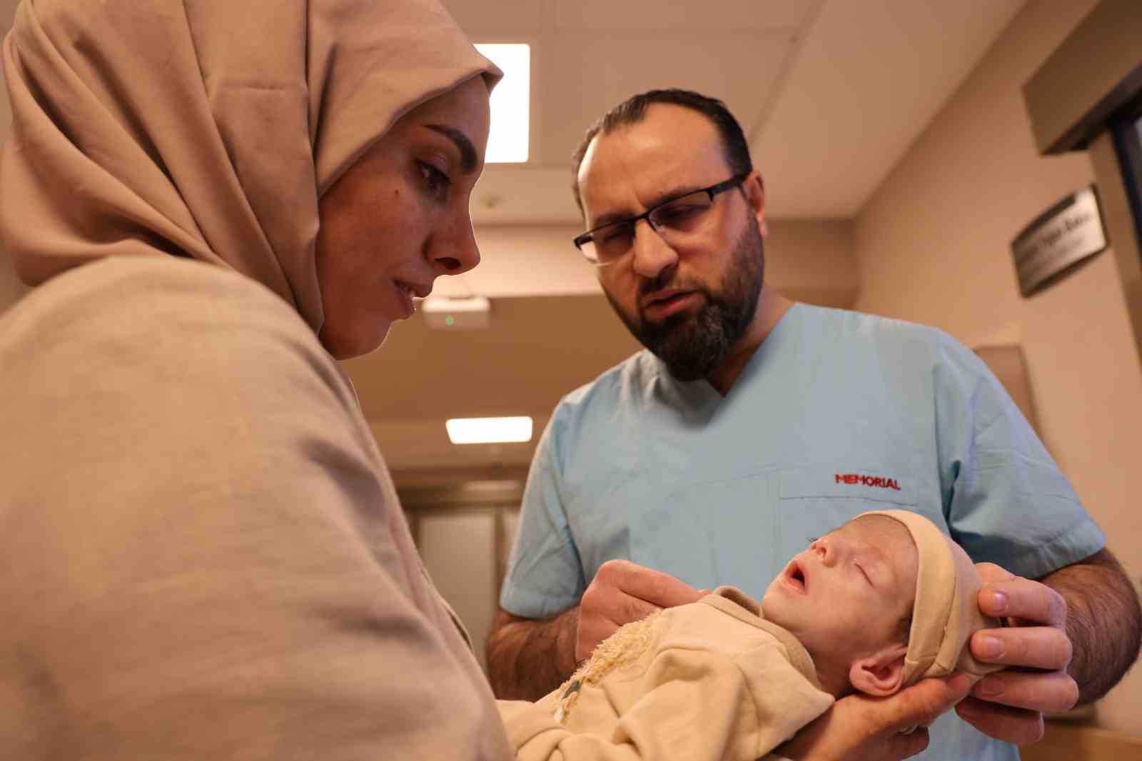 Mide ve bağırsakları karnının dışında doğan 44 günlük bebek iki ameliyat geçirdi
