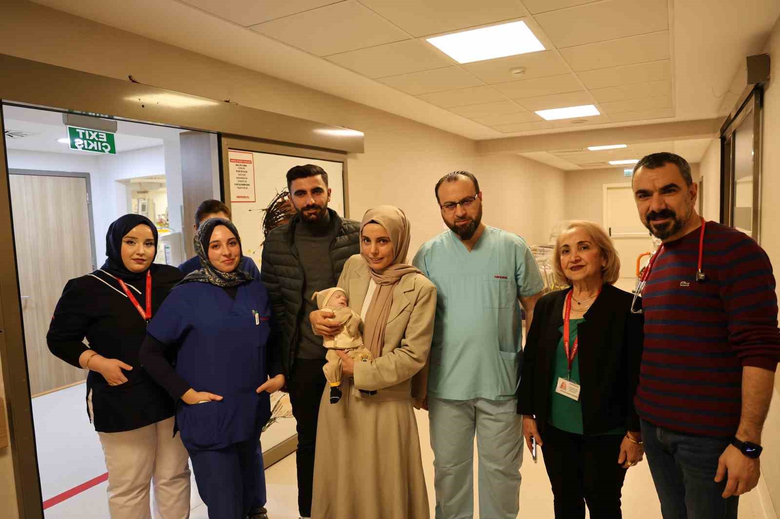 Mide ve bağırsakları karnının dışında doğan 44 günlük bebek iki ameliyat geçirdi
