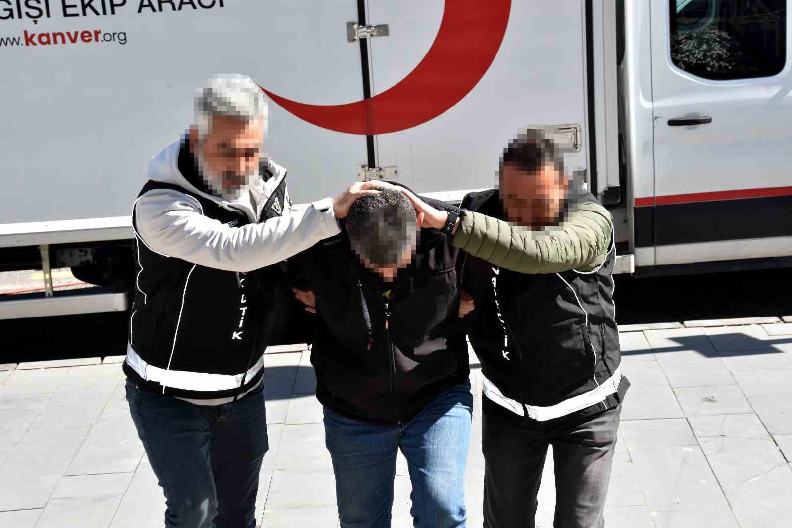 Midelerinde uyuşturucu sevkiyatı yapan 2 torbacı tutuklandı
