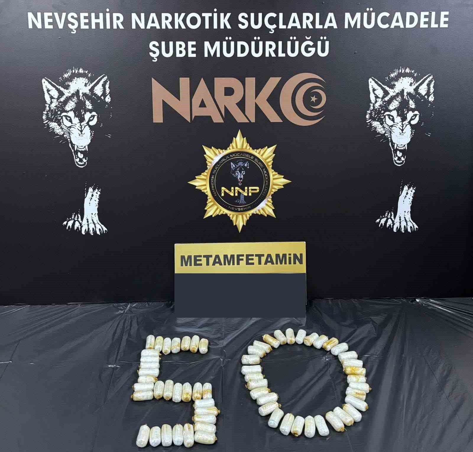 Midelerinde uyuşturucu sevkiyatı yapan 2 torbacı tutuklandı
