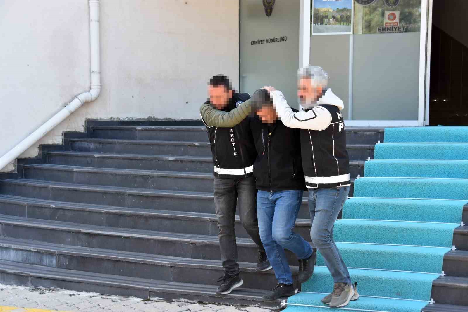 Midelerinde uyuşturucu sevkiyatı yapan 2 torbacı tutuklandı
