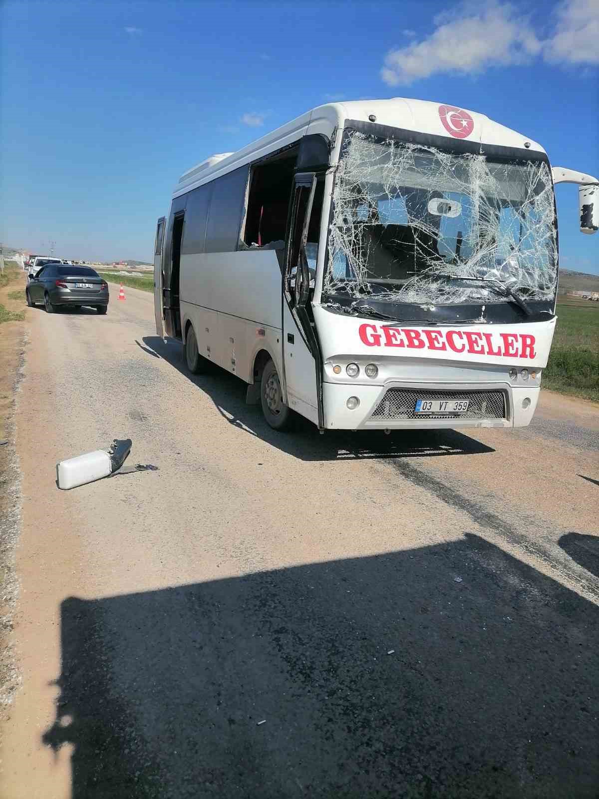 Midibüsün kamyona arkadan çarptığı kazada 3 kişi yaralandı
