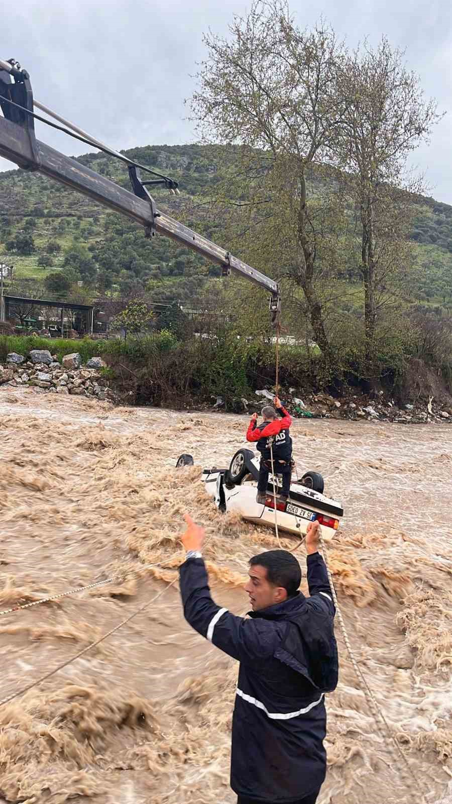 Milas’ta akarsuya düşen araçta bir kişi öldü
