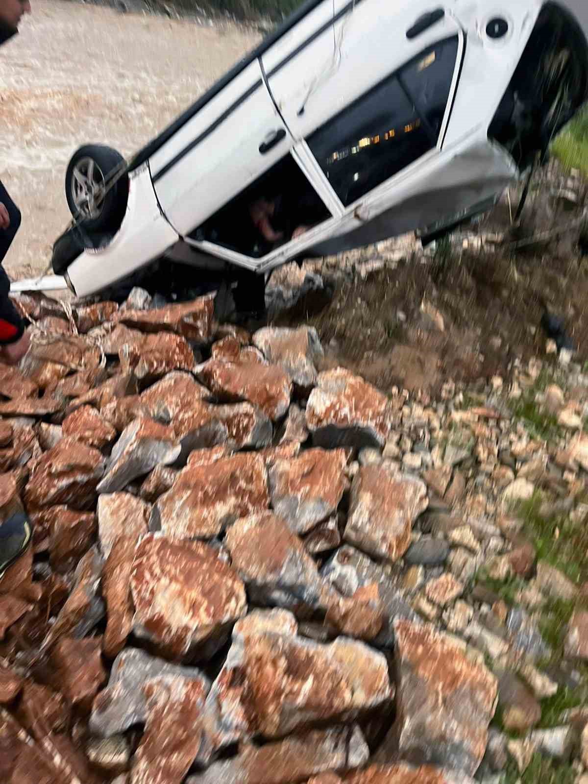 Milas’ta akarsuya düşen araçta bir kişi öldü
