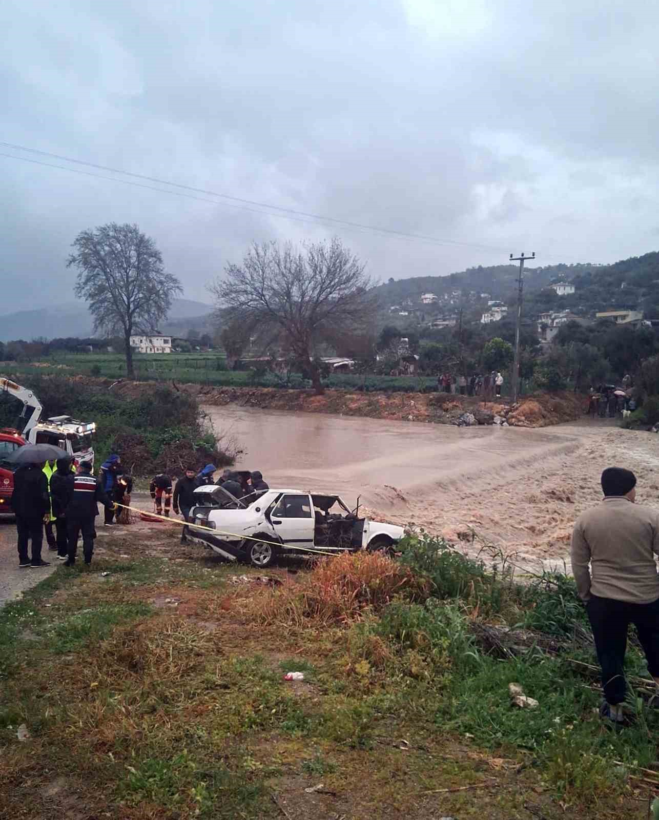 Milas’ta akarsuya düşen araçta bir kişi öldü
