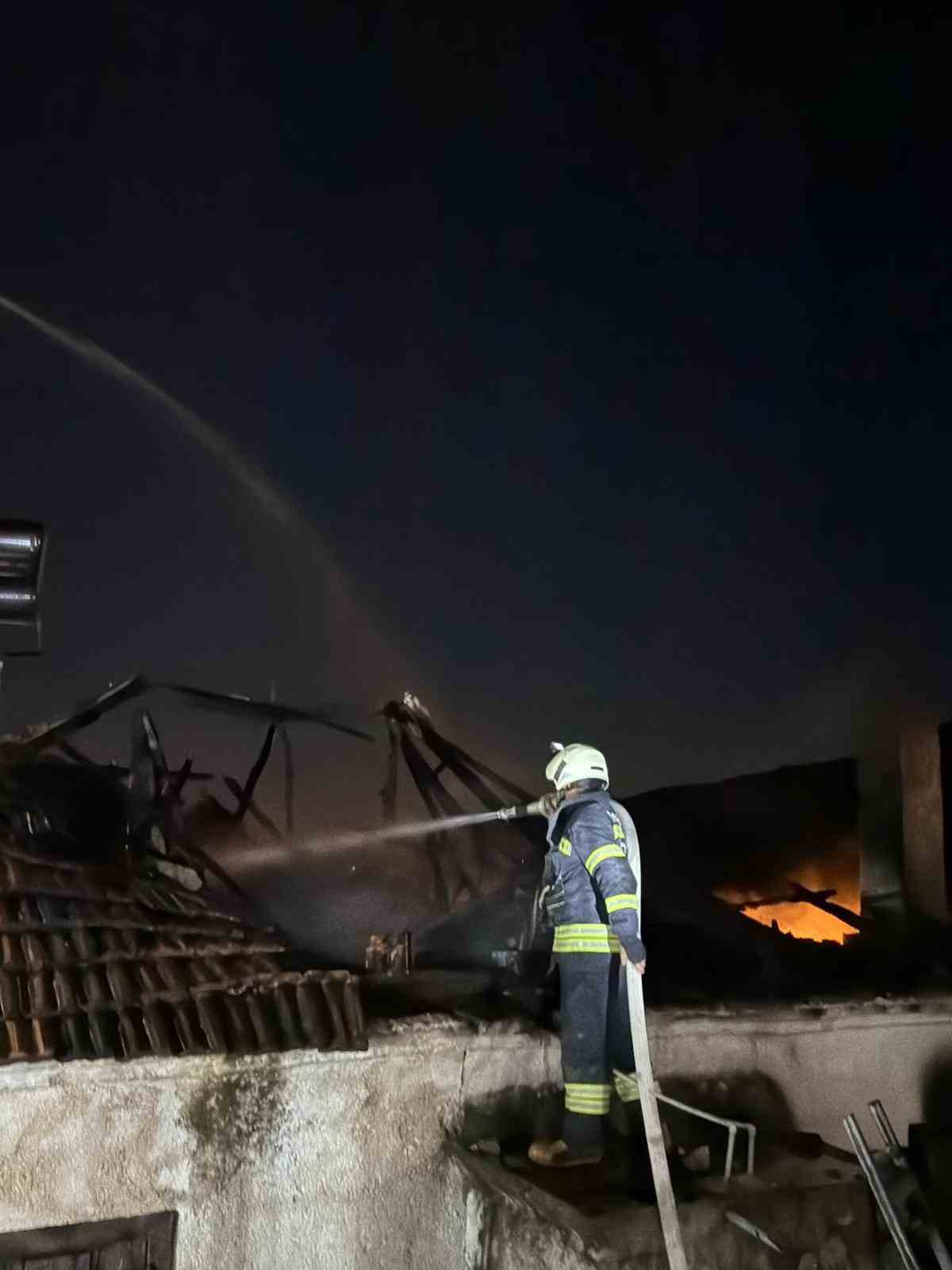 Milas’ta çatı yangını
