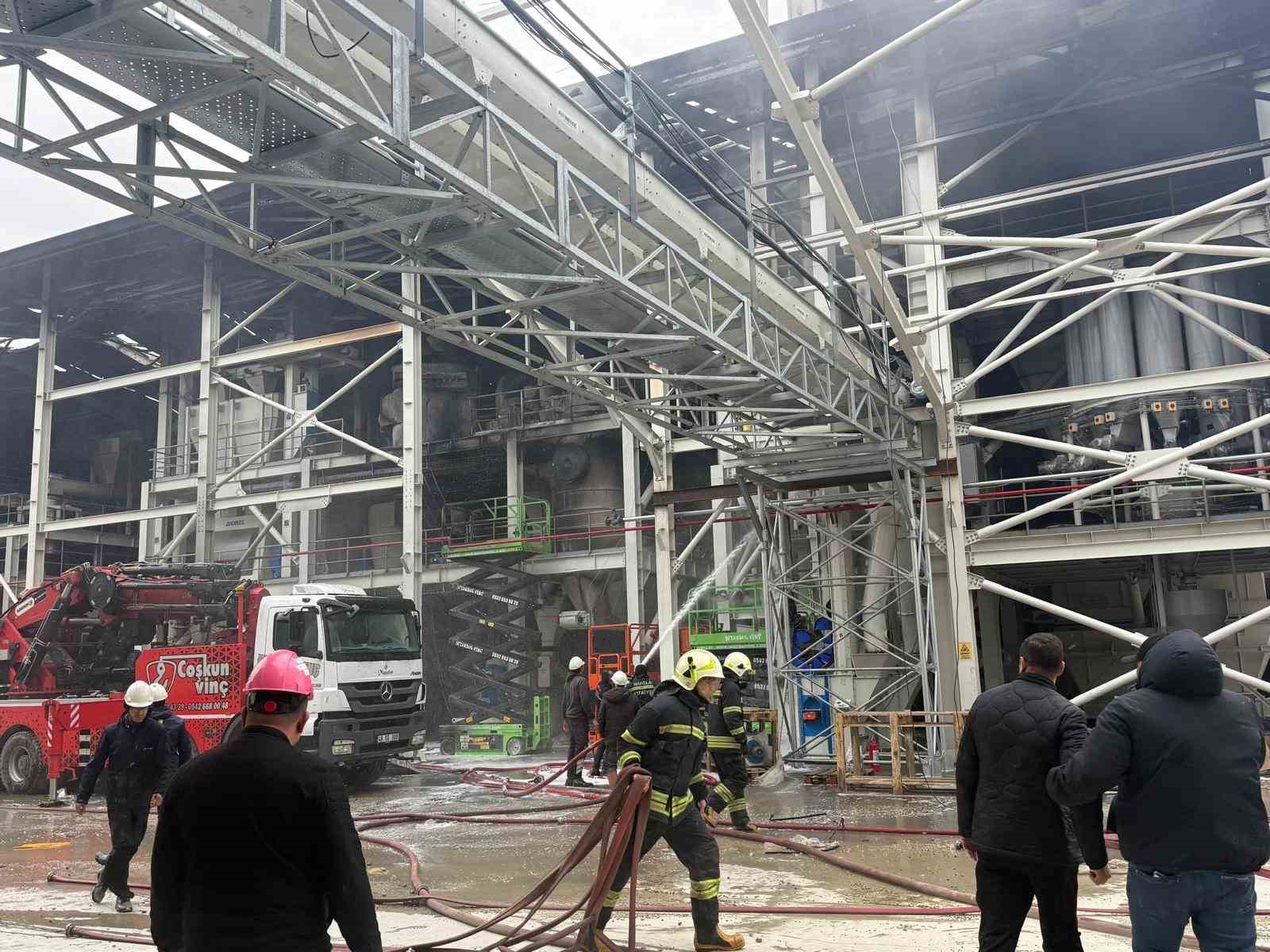 Milas’ta fabrika inşaatındaki yangın kontrol altına alındı
