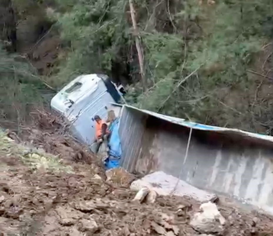 Milas’ta tır şarampole devrildi: 1 yaralı
