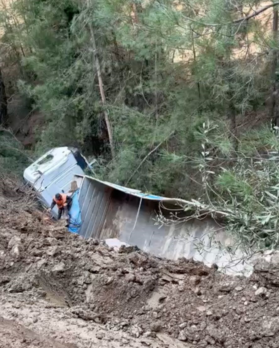 Milas’ta tır şarampole devrildi: 1 yaralı

