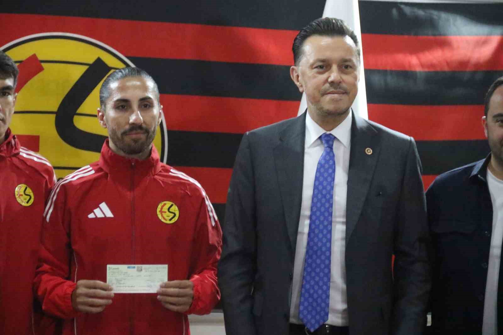 Milletvekili Hatipoğlu’ndan Eskişehirspor’a 5 milyon TL’lik destek
