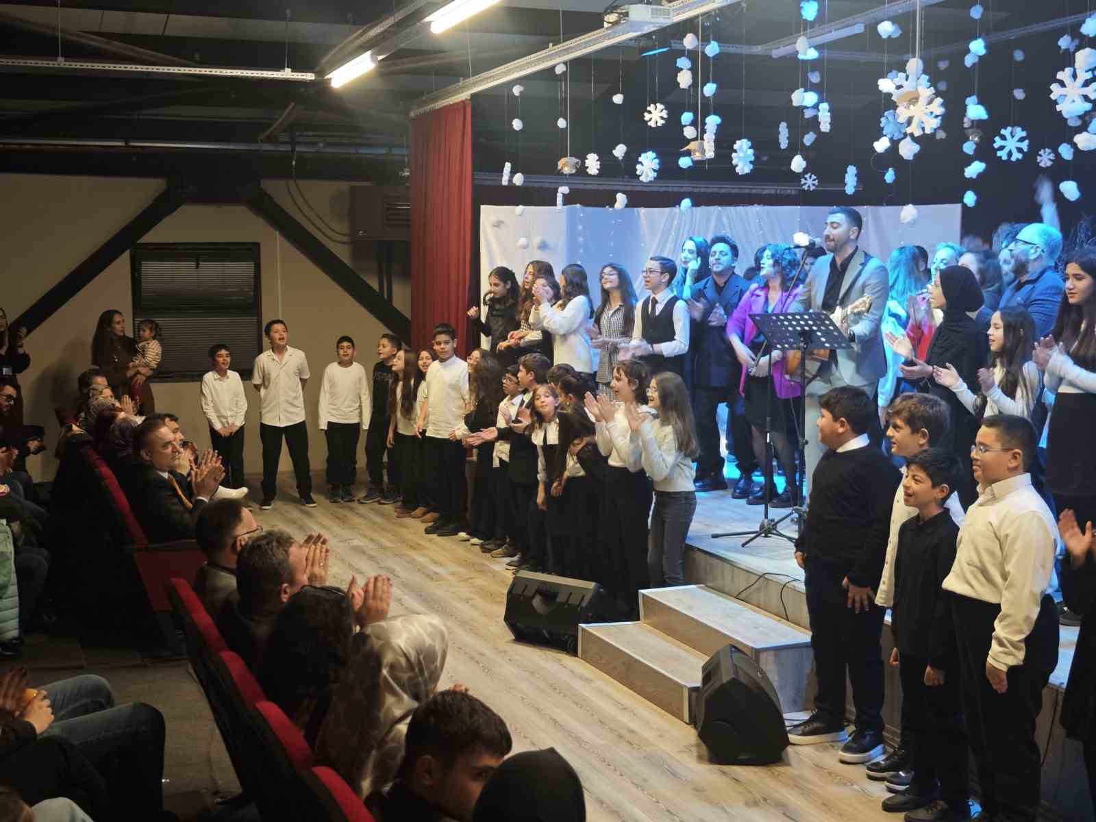 Milletvekili oğluyla aynı sahnede şiir okudu
