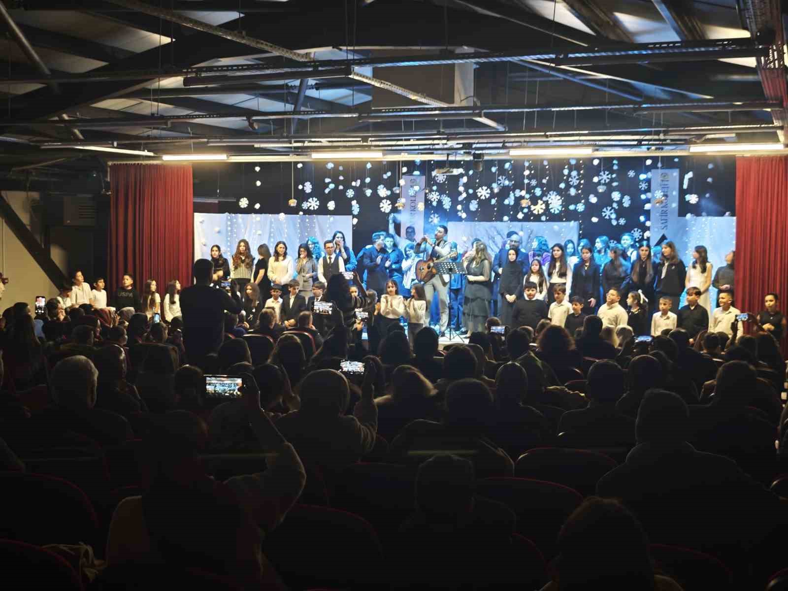 Milletvekili oğluyla aynı sahnede şiir okudu
