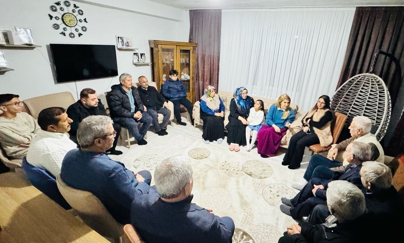 Milletvekili Ölmeztoprak, esnaf ve vatandaşlarla bir araya geldi
